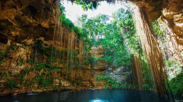 メキシコに7000もある異次元への入り口、透明な青い水を湛えるセノーテ