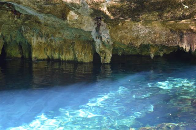 【メキシコ】異次元への入り口　透明な青い水を湛えるセノーテ