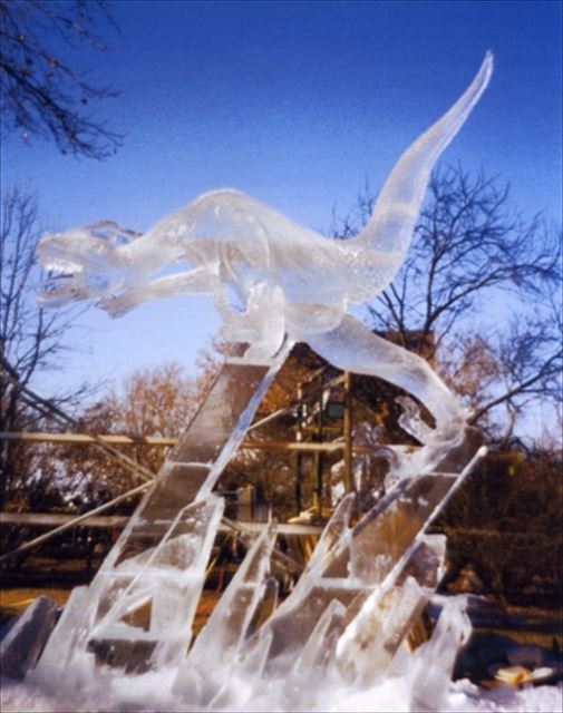 暑い夏に涼やかな氷彫刻を～”時の芸術”を公開