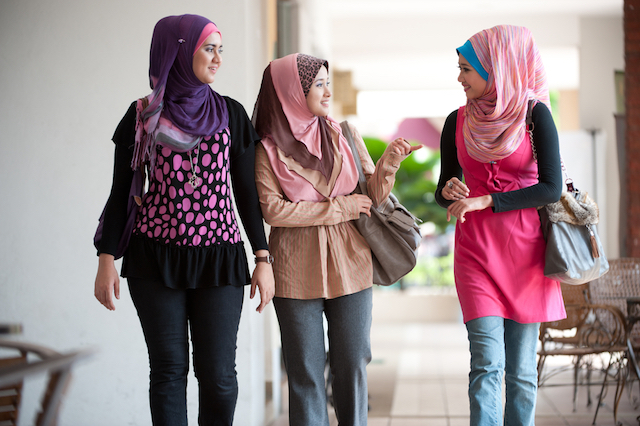 安全のため、イスラムの国やインドを旅する女性が気をつけるべき4つの服装のポイント