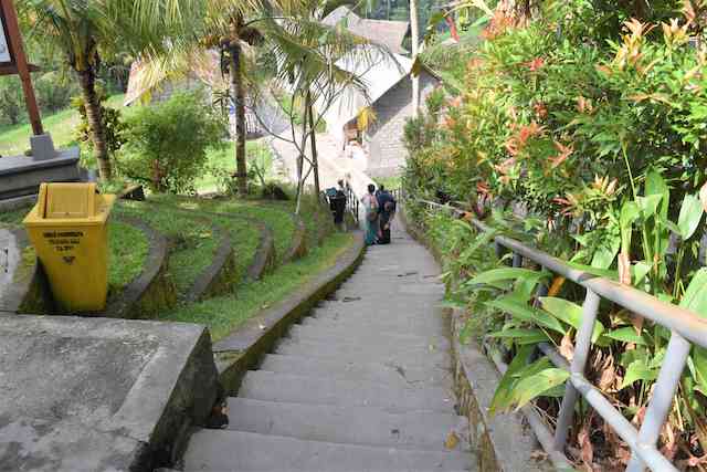 バリ島最大の石窟遺跡グヌンカウィ！階段300段の先に広がる光景とは！？