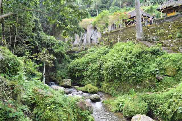 バリ島最大の石窟遺跡グヌンカウィ！階段300段の先に広がる光景とは！？