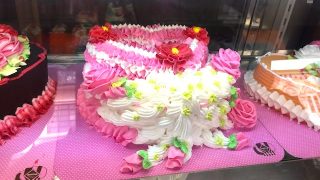 【タイ】街中で見かける超カラフルなケーキが気になったので買って食べてみた