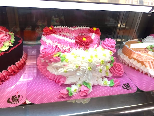 【タイ】街中で見かける超カラフルなケーキが気になったので買って食べてみた