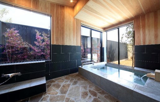 プライベートプールと大型天然温泉露天風呂のある極上グランピング宿泊施設！