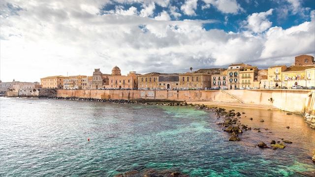 シチリアらしいのんびりした雰囲気が心地よい、小さな港町「シラクーサ」