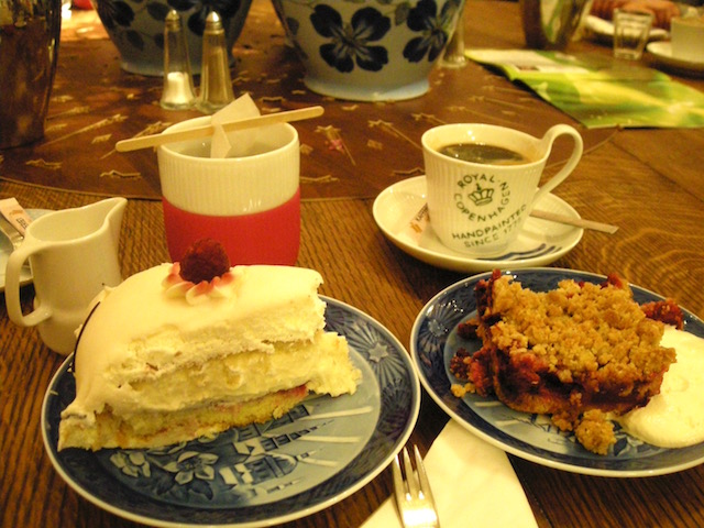 食器はすべてロイヤルコペンハーゲン ケーキも美味しい Royal Smushi Cafe Tabizine 人生に旅心を