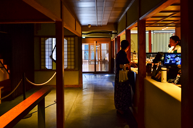 築100年の日本家屋を使った「スターバックス コーヒー 京都二寧坂ヤサカ茶屋店」