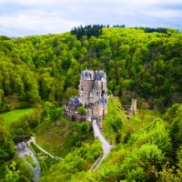 【ドイツ3大美城】本物の中世のお城、森の中にそびえる孤高の名城・エルツ城を訪ねて