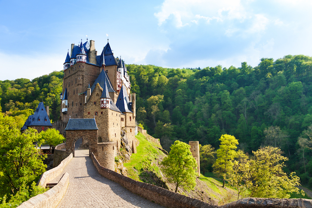 【ドイツ3大美城】本物の中世のお城、森の中にそびえる孤高の名城・エルツ城を訪ねて