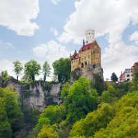 騎士物語から生まれた、断崖にそびえるドイツの「妖精の城」・リヒテンシュタイン城