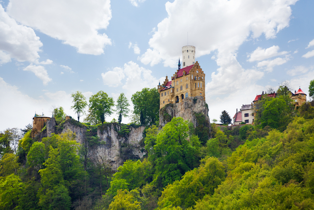 【ドイツ】深い森の断崖にそびえる「妖精の城」、リヒテンシュタイン城