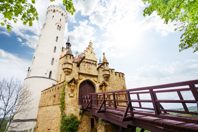 騎士物語から生まれた、断崖にそびえるドイツの「妖精の城」・リヒテンシュタイン城