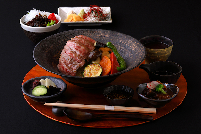 人気の国産牛を味わう平日限定「葵 ステーキどんぶり」【リーガロイヤルホテル京都】