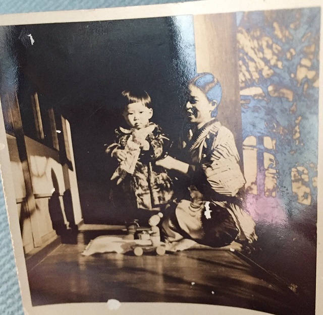 【捜索】アンティーク家具に入っていた日本人家族の写真を返したいNZ女性