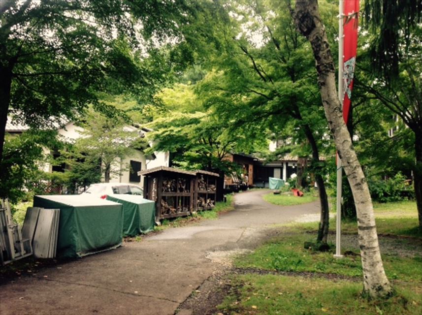 【軽井沢】文人も愛した名門旅館を大改修！古本屋やギャラリーも入居するカフェが楽しい