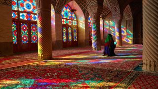 巨大な万華鏡？！イランのピンク・モスクに差し込むステンドグラスの光に包まれる。
