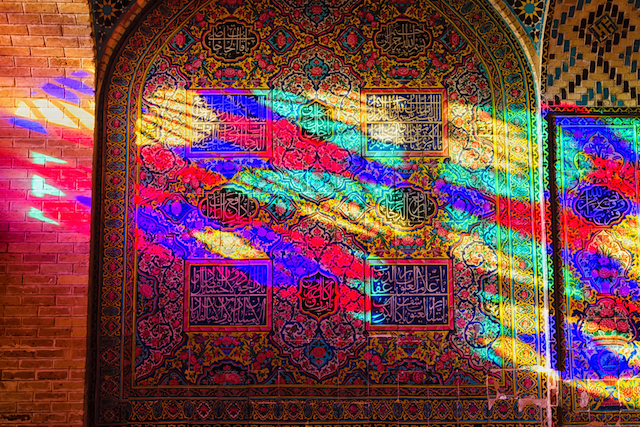 巨大な万華鏡？！イランのピンク・モスクに差し込むステンドグラスの光に包まれる。