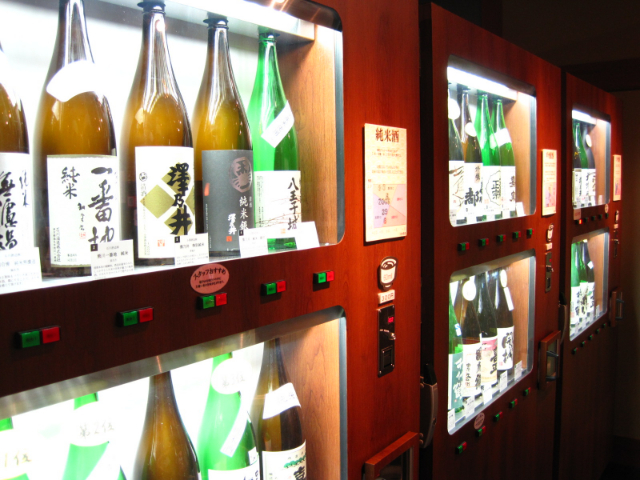 利き酒マシンでおちょこ１杯３００円！　「両国」で東京の地酒を飲み比べ