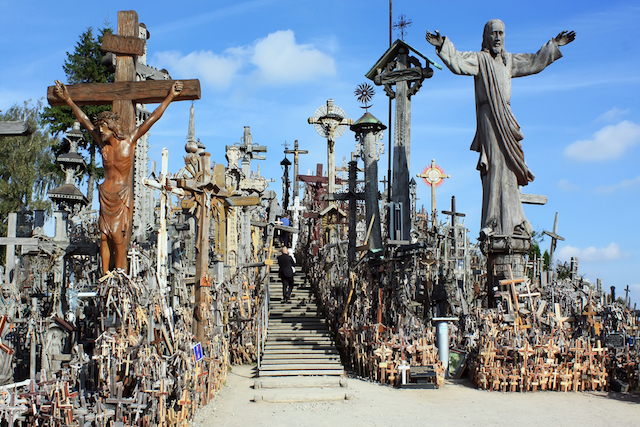 無形文化遺産の奇景 5万本もの十字架が並ぶリトアニアの聖地 十字架の丘 Tabizine 人生に旅心を