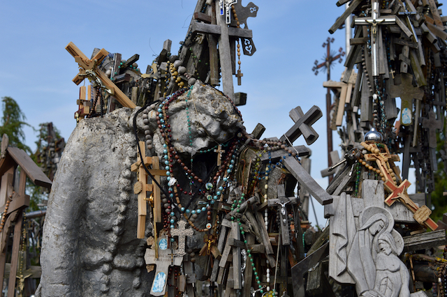 無形文化遺産の奇景、5万本もの十字架が並ぶリトアニアの聖地「十字架の丘」