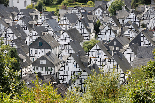 ミステリアスなモノトーンの絶景が広がるドイツの秘境の町、フロイデンベルク