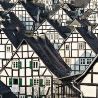 ミステリアスなモノトーンの絶景が広がるドイツの秘境の町、フロイデンベルク