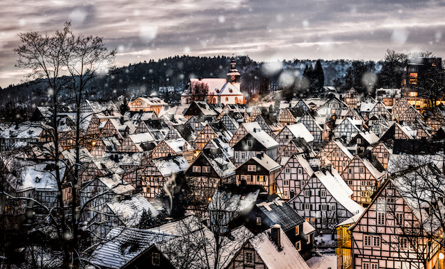 ミステリアスなモノトーンの絶景が広がるドイツの秘境の町、フロイデンベルク
