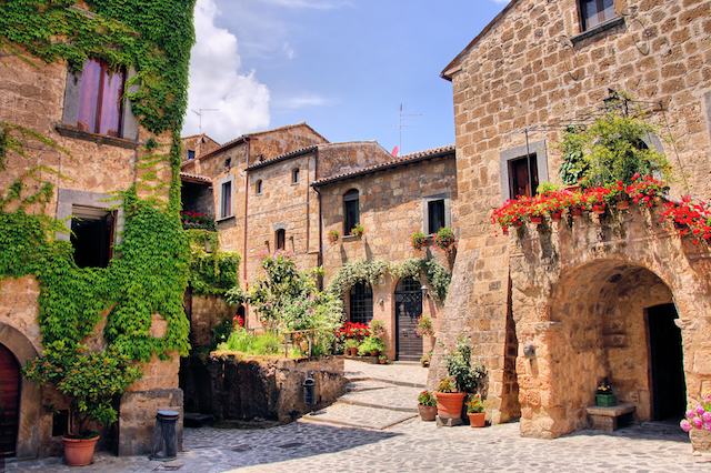 イタリアのラピュタ と呼ばれる天空の村の儚く幻想的な絶景 チヴィタ ディ バニョレージョ Tabizine 人生に旅心を