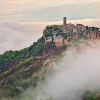 「イタリアのラピュタ」と呼ばれる天空の村、チヴィタ・ディ・バニョレージョの儚く幻想的な絶景