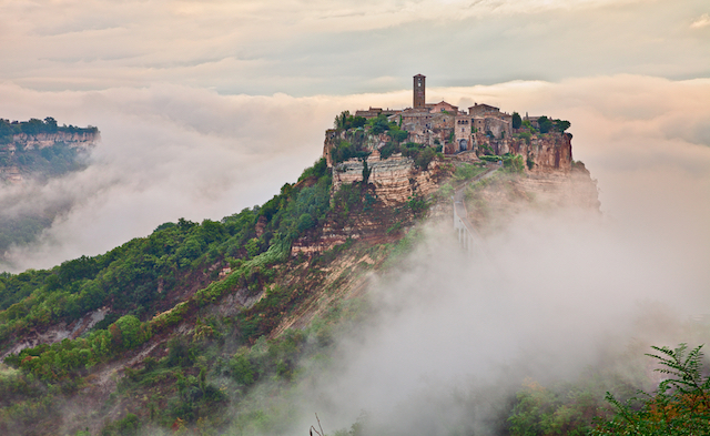 「イタリアのラピュタ」と呼ばれる天空の村、チヴィタ・ディ・バニョレージョの儚く幻想的な絶景