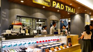 タイの焼きそばパッタイ専門店「マンゴツリーキッチンパッタイ グランスタ丸の内」がオープン