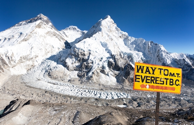 想像以上に過酷すぎる・・・エベレスト登山の費用や現実