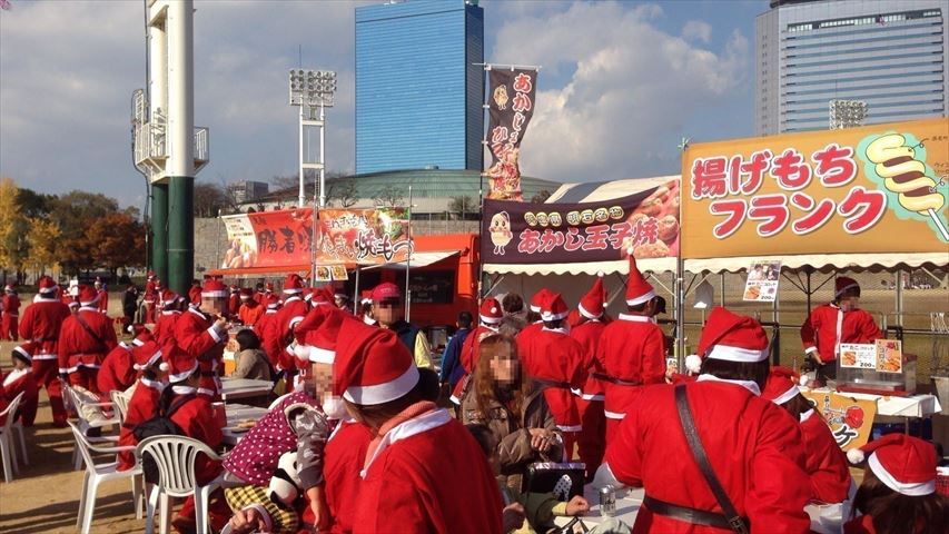 サンタクロース姿で走って食べるグルメサミット&チャリティイベント【大阪城公園】