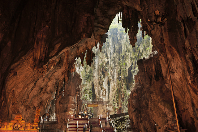 神聖にしてポップな世界が洞窟に広がる！マレーシアのバトゥ洞窟。