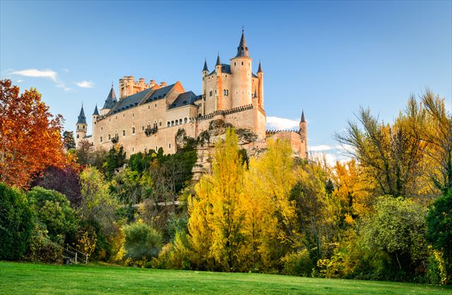 【スペイン】「白雪姫」のお城のモデル、世界遺産の街・セゴビアの古城「アルカサル」が美しい