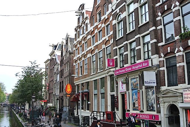 アムステルダムの官能的で妖艶な「飾り窓」を現地レポ／オランダ