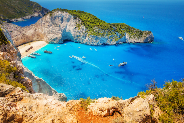 「紅の豚」の世界？船でしか行けない美しすぎる青の入江、ギリシャ・ザキントス島のナヴァイオビーチ