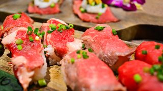 贅沢すぎる！国産牛×うにの「肉寿司」が食べ放題のハワイアンダイニング