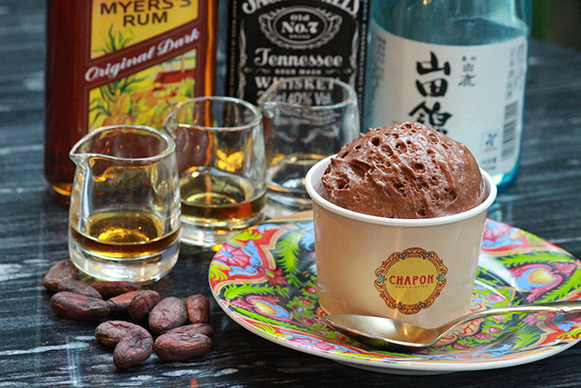 世界各地の名酒をかけて愉しむ秋冬限定の大人のチョコレートムースデザートが発売!