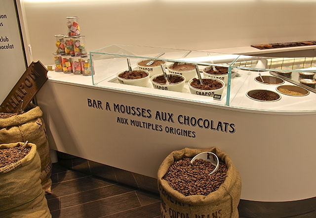 世界各地の名酒をかけて愉しむ秋冬限定の大人のチョコレートムースデザートが発売!