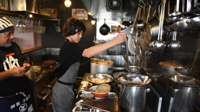 14歳のアメリカ人少年が、日本でラーメン食べ歩き&修行ツアー！