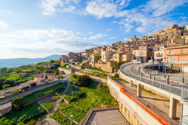 世界で最も美しい階段も！？鮮やかな陶器が街を彩る、シチリア島カルタジローネ