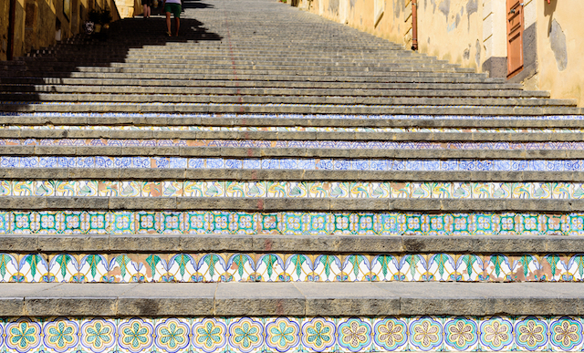 世界で最も美しい階段も！？鮮やかな陶器が街を彩る、シチリア島カルタジローネ