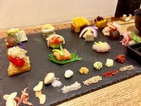 【京都】インスタ映え抜群！宝石のような美しさの手織り寿司で話題の「AWOMB」