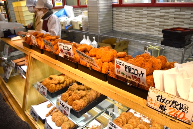 金沢現地ルポ 近江町市場で食べ歩き おすすめグルメ５選 じろあめソフトにおからまん どじょうの蒲焼きも Tabizine 人生に旅心を
