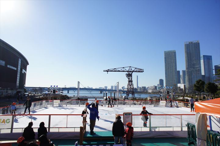 都心で海を臨みながら滑る、「Sea Sideアイススケートリンク」