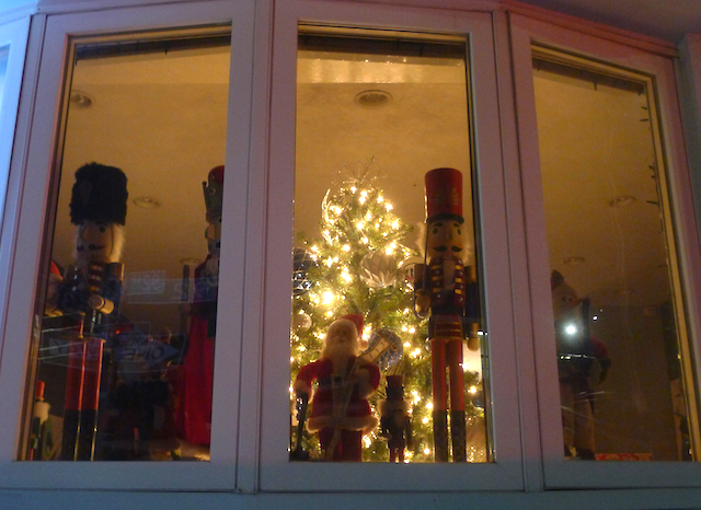 クリスマスの夜を輝かせる、ニューヨーク住宅街のイルミネーション