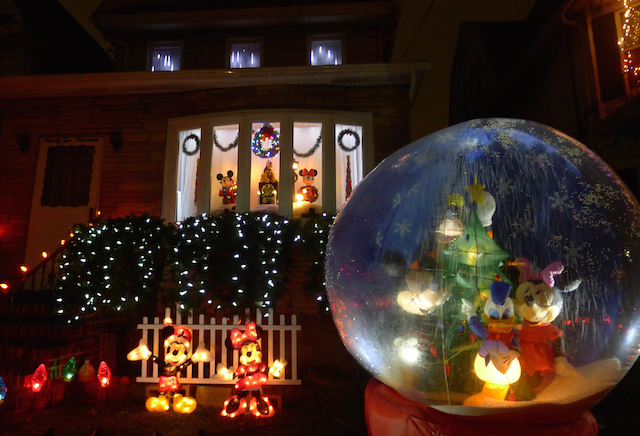 クリスマスの夜を輝かせる、ニューヨーク住宅街のイルミネーション