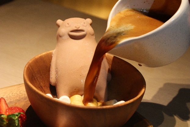 “溶けないくまモンアイス”がコーヒー風呂で入浴！「KICHIRI渋谷」に〆の健康スイーツが期間限定で登場